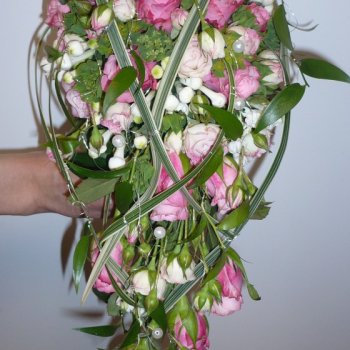 Brautstrauss romantisch, verspielt in den Farben weiss und lila